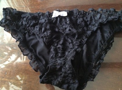 Az anyuka kiakasztotta bugyuját a teraszra száradni… másnap reggel, amikor elolvasta a szomszéd üzenetét, alig kapott levegőt!