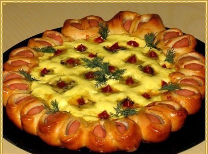 Egy kis liszt, sajt és virsli, már készül is a család kedvenc pizzája! Ennél finomabbat még a legjobb pizzázókban se kapsz!