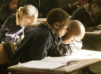 Különös oka volt, amiért nyilvános illemhelyre járt mosakodni… soha nem akarta, hogy lányai megtudják a titkát!