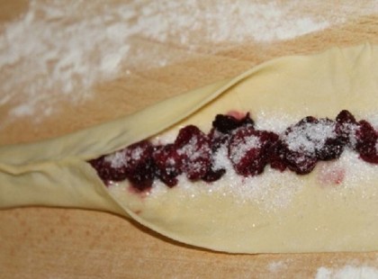 Meggyet szórt a tésztára, majd feltekerte, hihetetlen milyen fenséges torta lett belőle!