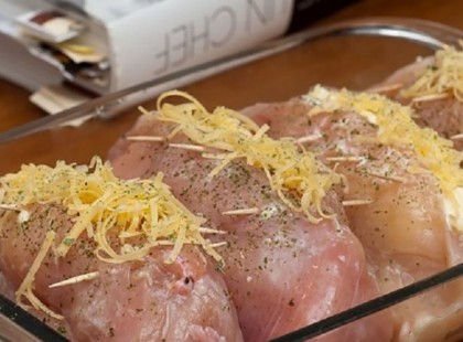 Vett 4 csirkemellet, vágott rájuk egy lyukat és megtöltötte őket, káprázatos mi lett belőle!