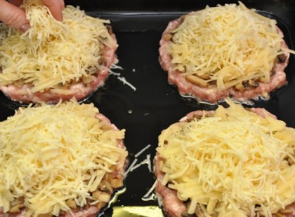 Vett 700 g darált húst, 100 g reszelt sajtot, elképesztő milyen káprázatos ételt készített belőle!