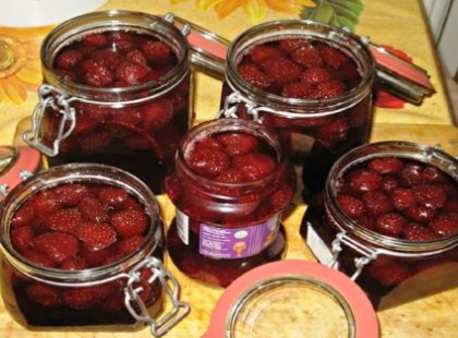 Végre megtaláltam a tökéletes eperlekvár receptjét! Az eperszemek egészben maradnak, ettől olyan finom!