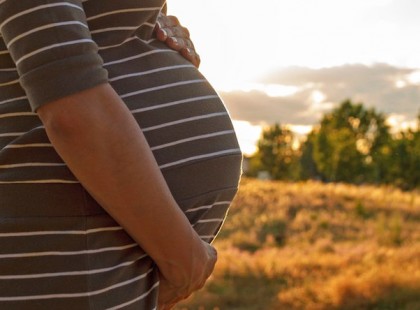 A fiatal lány teherbe esett… amikor az orvosok a szoknyája alá néztek, ledöbbentek