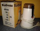 Mert igenis a kedvencünk volt ez a kedvenc márkás, fajtájú elektromos daráló. Azt bírtam azért mikor mákot daráltam vele, hogy beleragadt az aljára, így megfogadtam a nagyi okos tanácsát hogy kis cukrot tegyek az aljára... Fene se tudja lehet jobban összeállt tőle, de viccen kívül, imádtam kávét darálni vele a friss illat miatt. Kaptam még olyan tanácsot is hogy max 30 másodpercig nyomjam, mert leég, de amúgy kb. tovább sosem nyomtam egyszerre mindig rövid ideig és bírt 30 évet :D