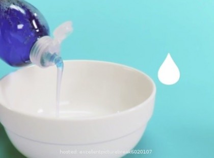 Mosogatószert és ecetet tett egy tálba, majd valami hihetetlen dolgot csinált!