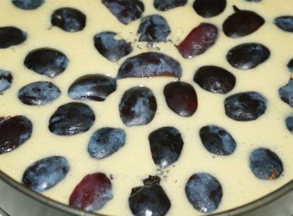 10 szem szilva, egy egyszerű kevert tészta és már készül is a megunhatatlan sütemény!