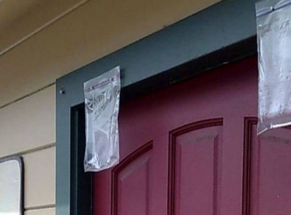 A szomszédom egy vízzel teli zacskót akasztott az ajtaja fölé. Mikor megtudta az okát, én is azonnal így tettem!