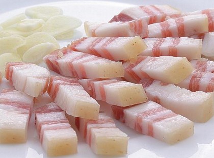 Ez történik a szervezeteddel, amikor szalonnát eszel. Ne hogy leess a székedről! Figyeld mit írnak róla.