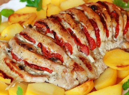 Bevagdosta a húst, majd bacont, sajtot és hagymát tett a résekbe, káprázatos mi lett belőle!