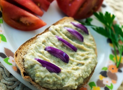 Erdélyi tejfölös majonézes cukkini friss kenyérre, vagy pirítósra kenve