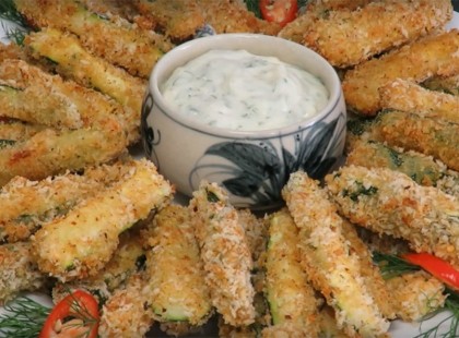 Ínycsiklandó sajtos, fokhagymás cukkini sütőben sütve! Nem szívja meg magát olajjal, ezért olyan káprázatos!