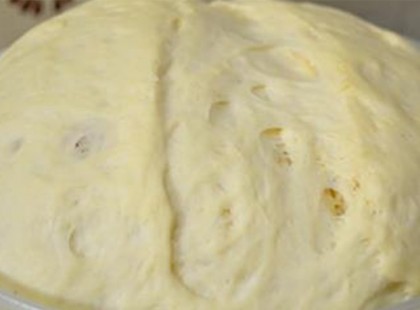 Pufók kelt tészta, készülhet belőle kifli, pizza, de édes töltelékkel is megtöltheted!