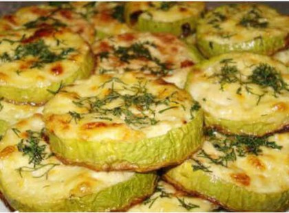 Ropogós sajtos cukkinikarikák, sütőben sütve! Ez a recept egyszerűen tökéletes!