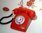 Akinek volt tárcsás telefonja anno az tudja, hogy milyen nehéz volt színeset szerezni, főleg pont pirosat. Magát a telefont is úgy egyáltalán kérvényezni kellett és jó sokat várni rá, aztán vagy meglett vagy nem. Mert bizony akár több éves igénylés után sem kaptuk meg. Kinek volt ilyen telefonja anno?