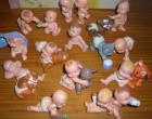 Hideg vízre, vagy hűtőbe rakásra pelus változtató babák még megvannak az emlékeidben? A fiú fehér pelusa kékre, a lányé pedig rózsaszínre változott a hideg hatására. Magic babynak hívták őket becsületes nevükön és minket gyerekeket valóban elvarázsoltak. Van még belőle otthon? Megtartottatok párat?
