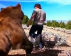 A férfi megmentette a kis grizzly medve életét - nézd hogyan köszöni ezt meg neki 6 év múlva