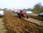 A gazda kéri az autósokat ne parkoljanak a földjére - nézd milyen bosszút áll