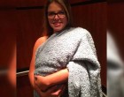Meglátogatja a nagymamáját a kórházban – vigasztaló meglepetést rejt a takaró alatt