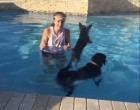 Nagyon fogsz nevetni a kiskutyán, aki hajónak használja barátját