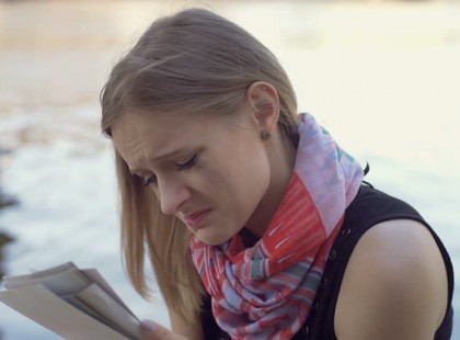 Miután egy óriásit veszekedtek, az asszony otthagyta férjét a gyerekkel. 2 nappal később zokogva olvassa a férfi levelét: