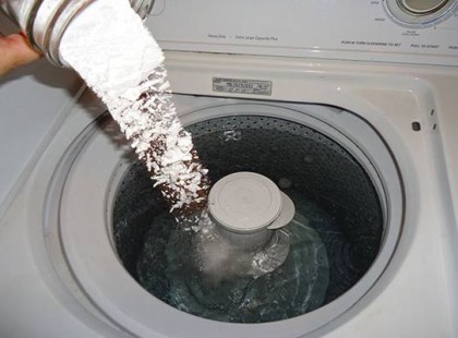 Büdös és foltos marad a ruha mosás után? Felejtsd el az ecetet, szódabikarbónát, ezt öntsd a mosógépbe!