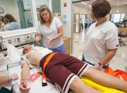 Ezt a fiatal nővért mások mindig tisztelték. Amíg meg nem látták őt formaruhában