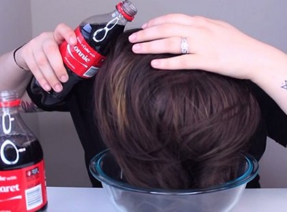 2 üveg kólával öntötte le a haját. Az eredményen a lány is igencsak meglepődött!