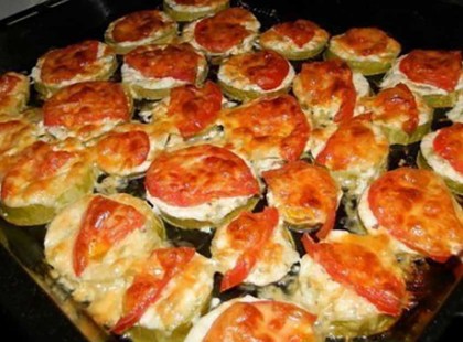 A cukkinit megkente fokhagymás tejföllel, paradicsomot és reszelt sajtot tett rá, majd megsütötte! Elképesztően finom lett!