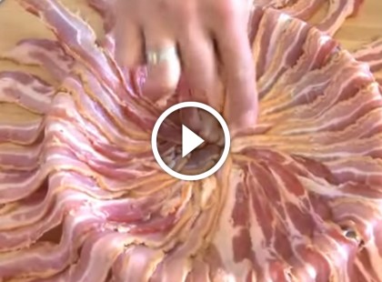 A szakács bacon szeleteket tesz egy serpenyőbe, hihetetlen milyen fenséges étel lesz belőle!