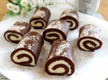 Betoppantak a gyerekek, de nincs mivel megkínálnod őket? Készíts 20 perces túrókrémes kakaós minitekercseket!