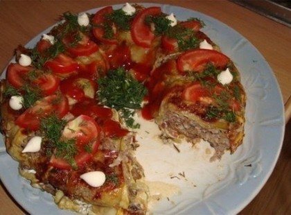 Elővett egy kuglóf formát és elkészítette a világ legízletesebb cukkinis, húsos ételét!