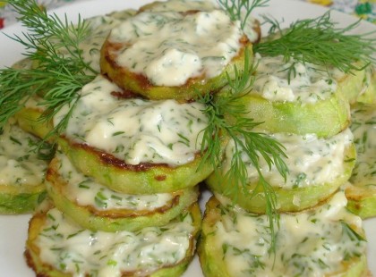 Ínycsiklandó cukkini joghurtos kapros, fokhagymás szószban! Gyors ebéd a kánikula idejére!