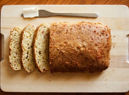 Ínycsiklandó sajtos kenyér, dagasztás nélkül! Sokkal finomabb mint a bolti sajtos kiflik!