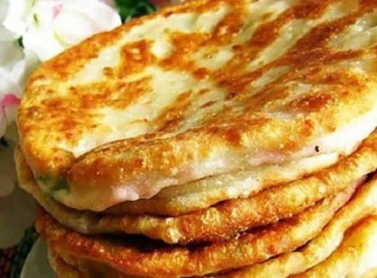 Joghurtos sajtos lepény, ha van otthon 150 g sajtod és 1 bögre joghurtod, könnyen elkészítheted!