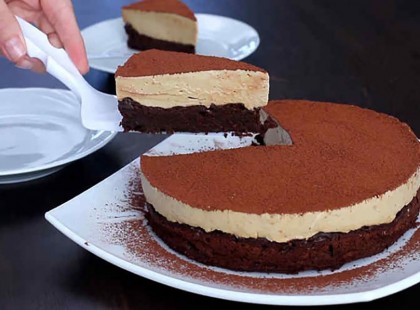 Különleges tiramisu torta, csokoládés tortalappal, liszt nélkül! A krémben nincs nyers tojás, ezért is olyan finom!