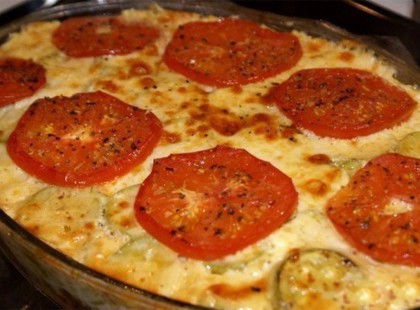 Rakott cukkini kicsit másként, ínycsiklandó húsos raguval, tésztával, finom tejfölös szósszal!