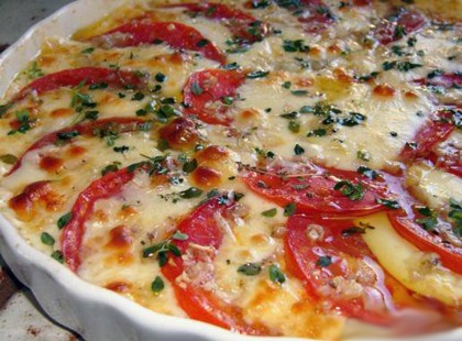 Rakott paradicsom gombával és jó sok reszelt sajttal! Képtelenség ellenállni ennek a finomságnak!