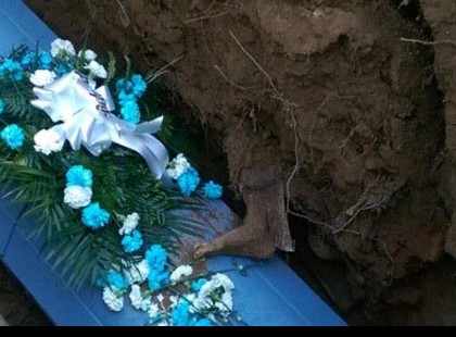 Sokkot kapott a család, mikor meglátták, mi van apjuk sírjában