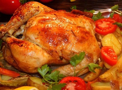 Zöldséges sült csirke, a sütőből, ezzel a módszerrel készítve ínycsiklandó puha lesz a hús!