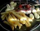 Egy csúcsszuper baconben sült tűzdelt fokhagymás mustáros csirkemell tepsiben sütve! Kell ennél több?