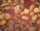 Szaftos, ragadós körömpörkölt finom friss kenyérrel, és savanyúsággal az igazi!