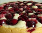 Volt otthon egy kis joghurt és meggy, ínycsiklandó kevert meggyes süteményt készített belőle!
