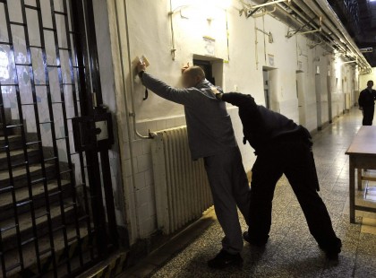 Első napján megleckéztették a rabok Rolandot az előzetesben. Ez még csak a kezdet, üzenték neki