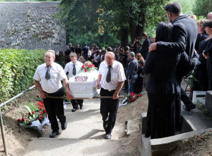 Fehér ruhába öltöztetve, rózsákkal díszített koporsóban kísérték utolsó útjára Csengét