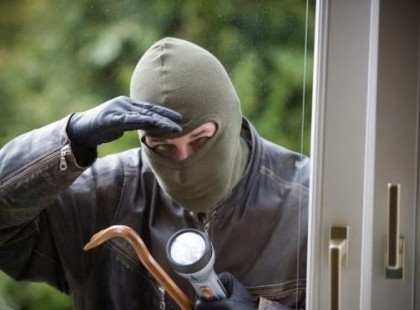 A tolvaj hirtelen hangokat hall a lakásban – megfordul és szinte sokkot kap