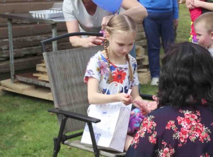 Ezt a kislányt leültetik egy székre és a mostohaanyjától egy táskát kap – sírni kezd mikor meglátja mi van benne