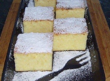 Pillekönnyű grízes túrós kevert süti