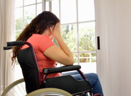 Egy lebénult nő minden este látta, ahogy a férje kilopózik a házból. Egyszer utána gurult a kerekesszékkel...