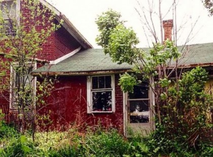 A lány egy elhagyatott házat fényképez le – mikor bemegy szóhoz sem jut a látványtól